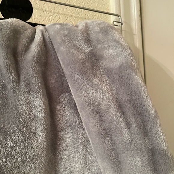 Better Homes And Gardens Soft Gray throw blanket pre-owned - Picture 4 of 15